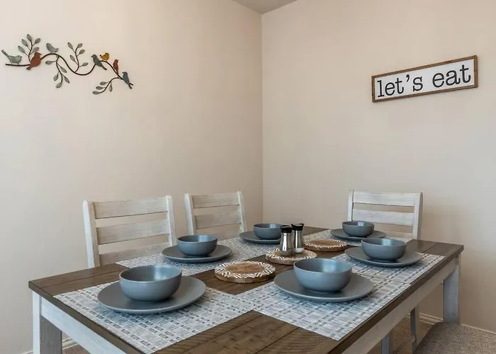 Your Western Comfort Near Stadiums & Downtown Holiday home