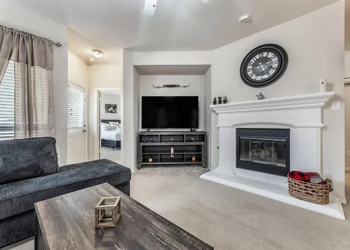 Your Western Comfort Near Stadiums & Downtown