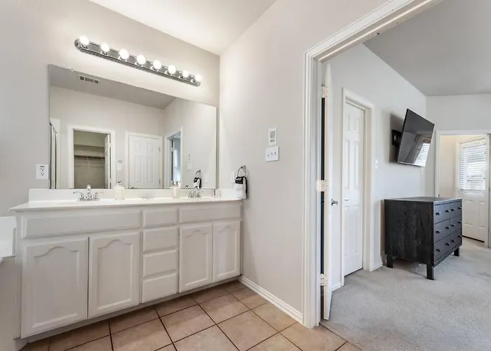 Your Western Comfort Near Stadiums & Downtown Fort Worth