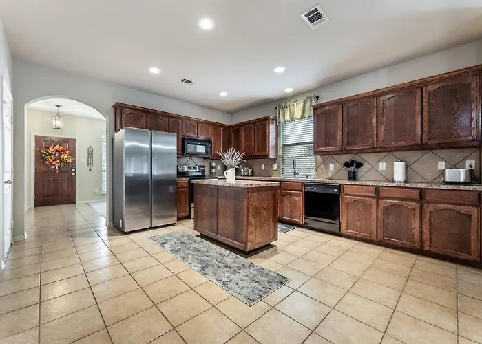 Your Western Comfort Near Stadiums & Downtown