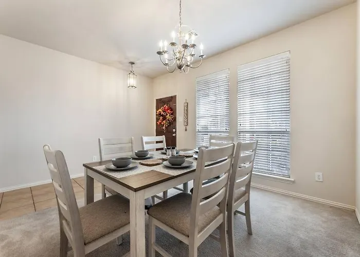 Your Western Comfort Near Stadiums & Downtown Holiday home *
