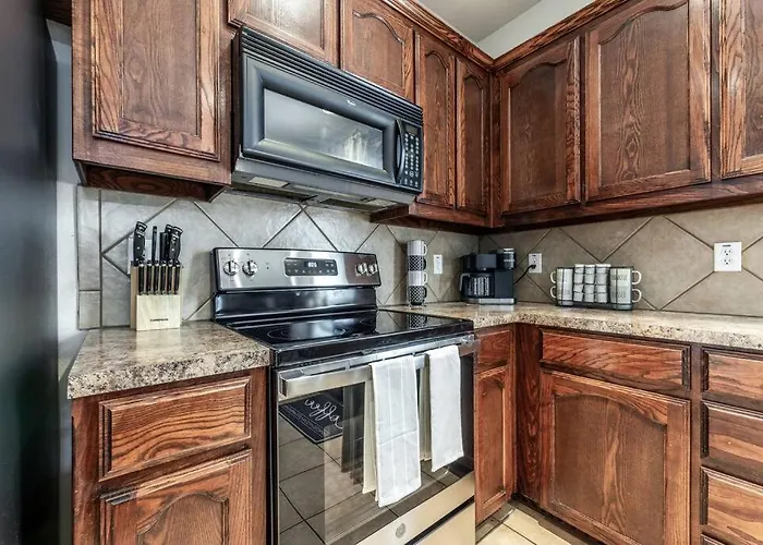 Your Western Comfort Near Stadiums & Downtown