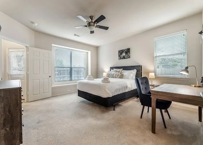 Your Western Comfort Near Stadiums & Downtown Holiday home Fort Worth