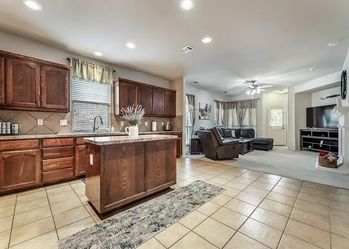 Your Western Comfort Near Stadiums & Downtown Fort Worth