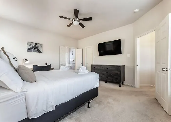 Holiday home Your Western Comfort Near Stadiums & Downtown *