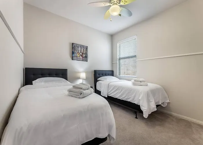 Your Western Comfort Near Stadiums & Downtown