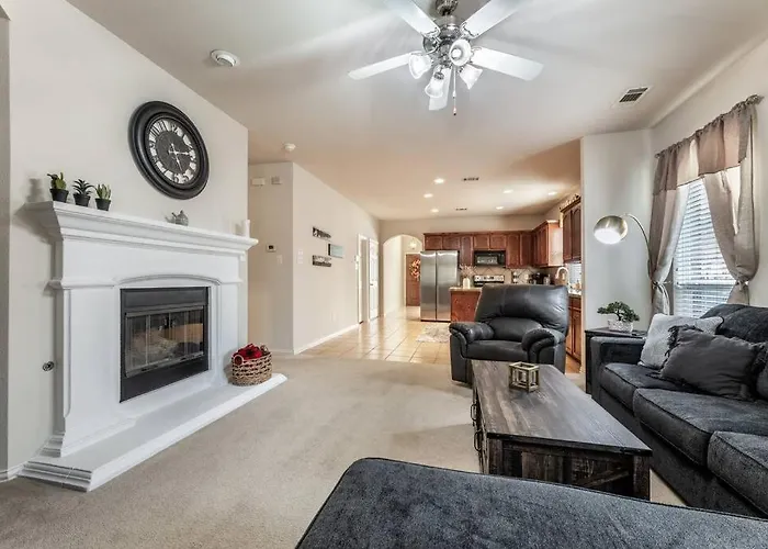 Your Western Comfort Near Stadiums & Downtown Fort Worth