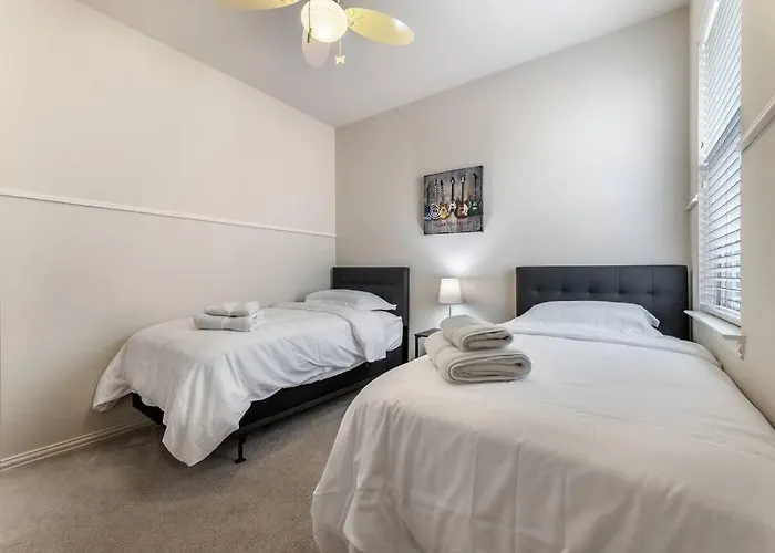 Your Western Comfort Near Stadiums & Downtown