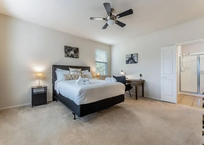 Your Western Comfort Near Stadiums & Downtown Fort Worth