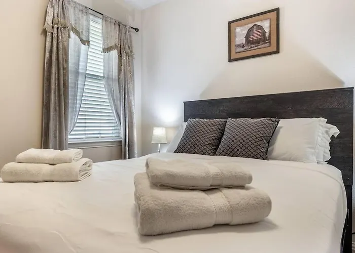 Your Western Comfort Near Stadiums & Downtown
